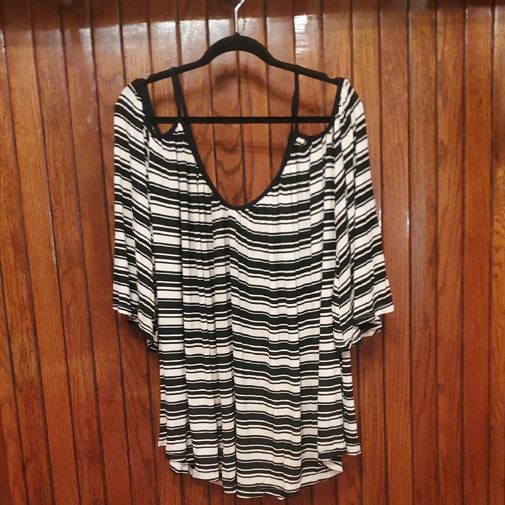 ❤️ 3 For $18 GO COUTURE Striped Black and White Women's Top
